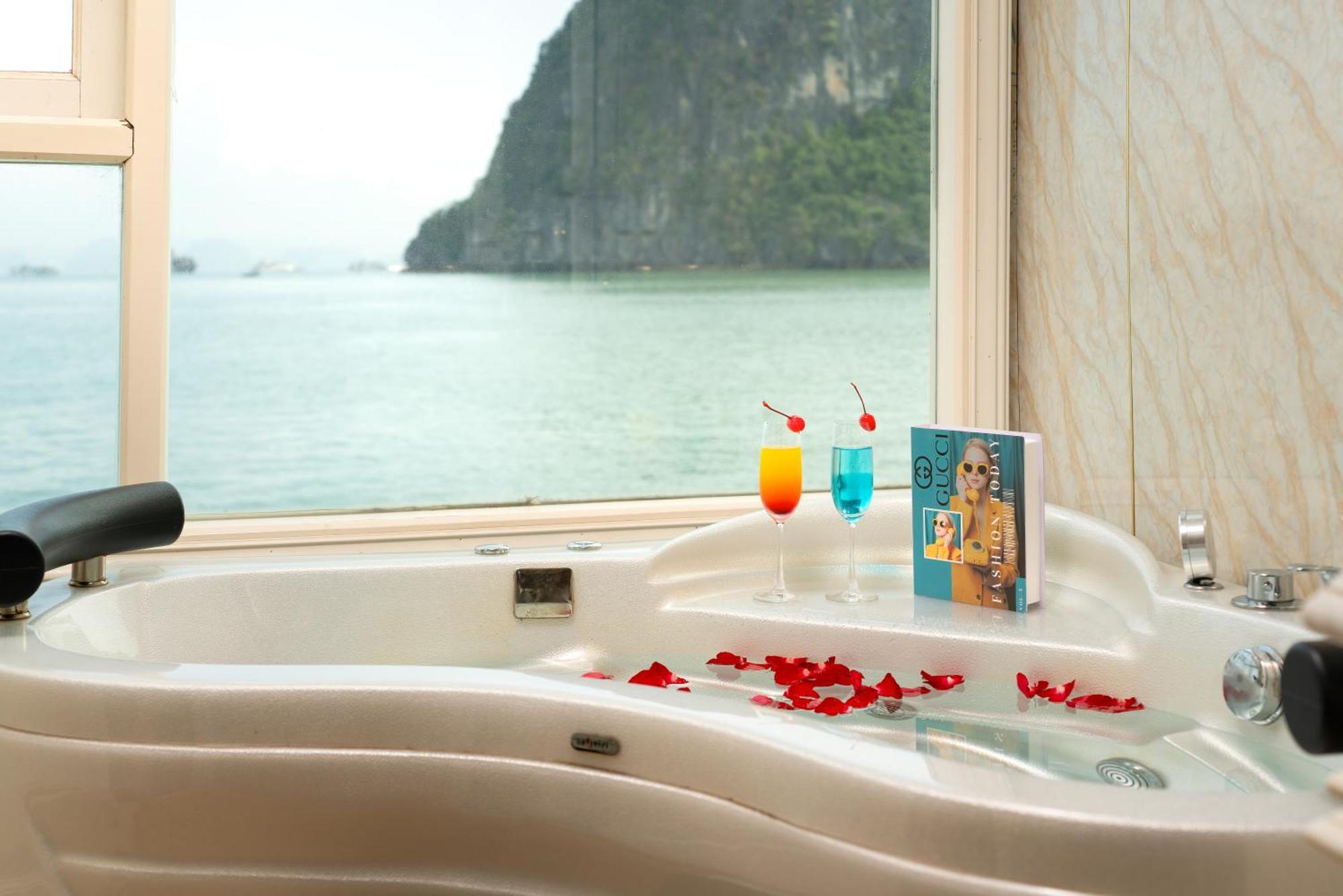 Готель Halong Aquamarine Royal Cruise Халонг Екстер'єр фото